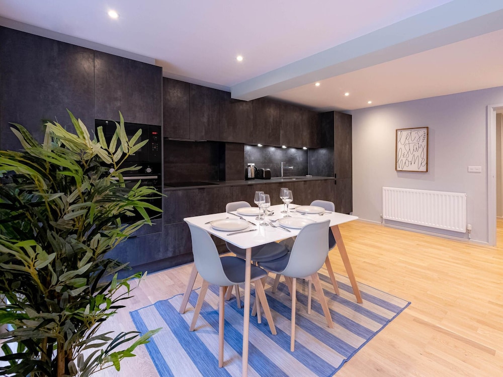 Victoria Park Vista Two-bedroom by Sojo Stay
