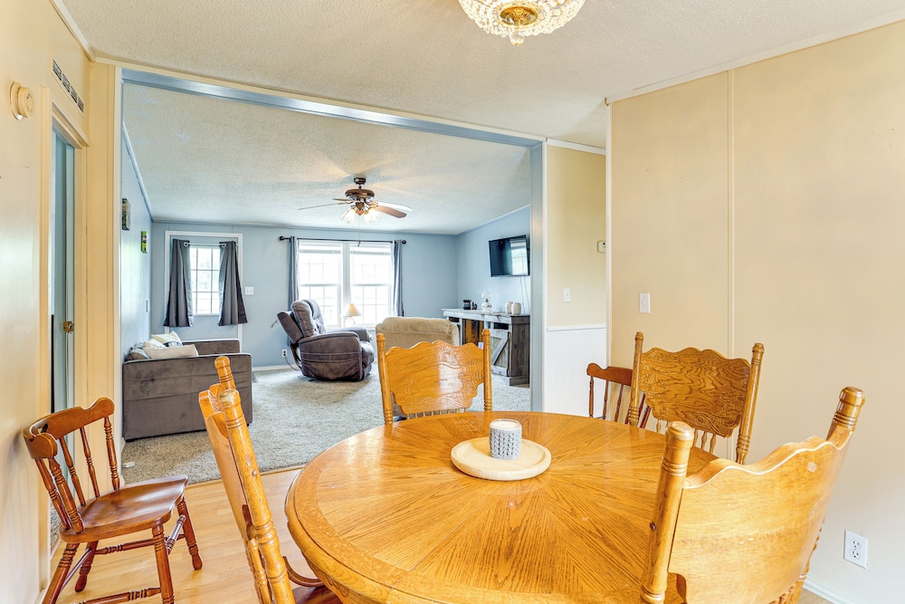 3 Mi to Dtwn: Pet-friendly Farm Retreat in Paris!