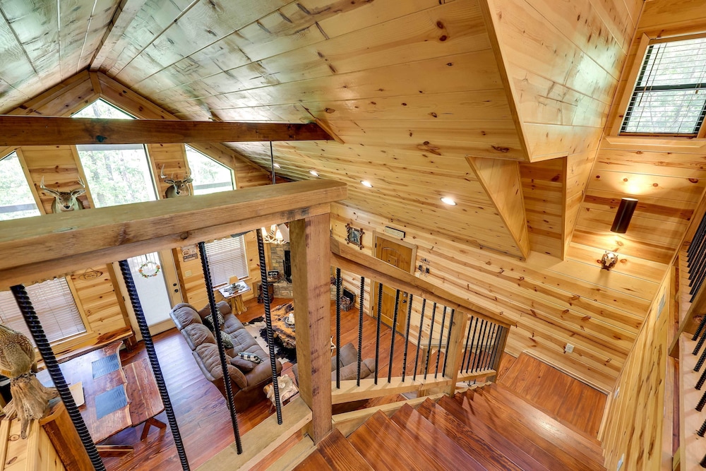 Pet-friendly Broken Bow Cabin w/ Fire Pit!