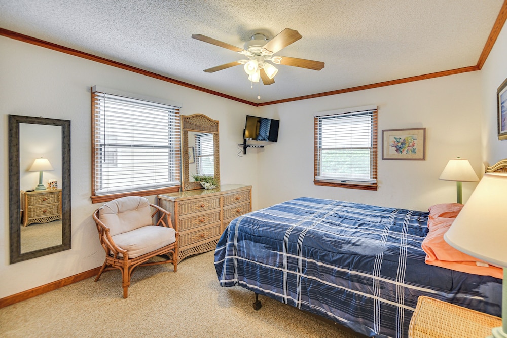 Walk to Beach + Restaurants: Outer Banks Retreat
