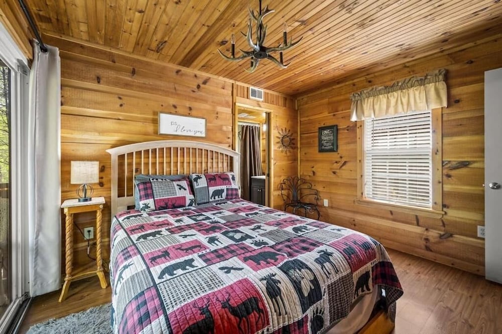 Gatlinburg Couples Retreat w Hot Tub Fire Pit