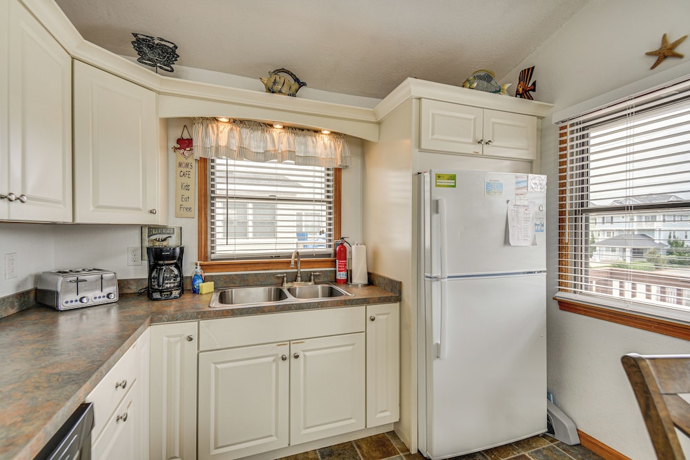 Walk to Beach + Restaurants: Outer Banks Retreat
