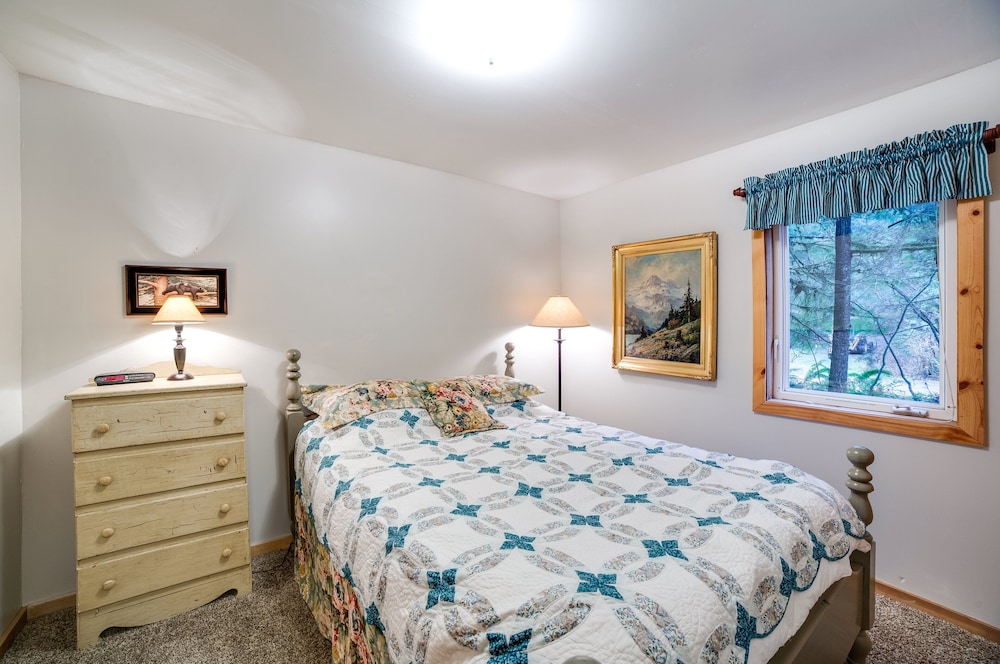 32MBR - BBQ - Pets Ok - Wood Stove - Sleeps 7 view 2