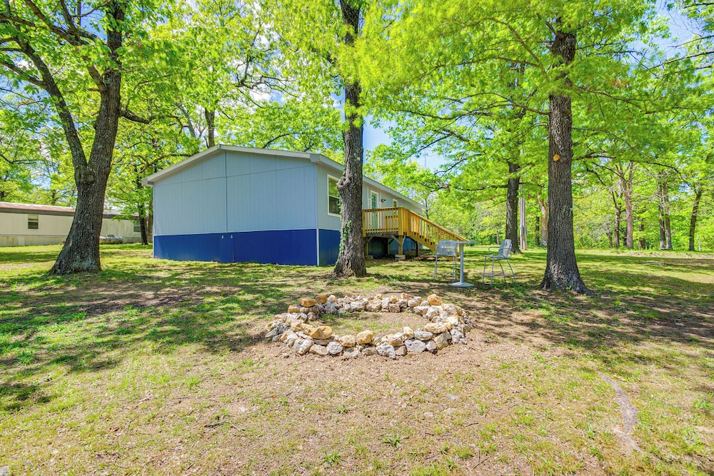 4 Mi to Bennett Spring SP: Dog-friendly Home!