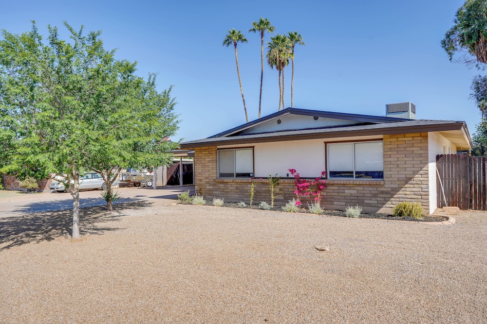 Fire Pit & Games: Family-friendly Retreat in Mesa!