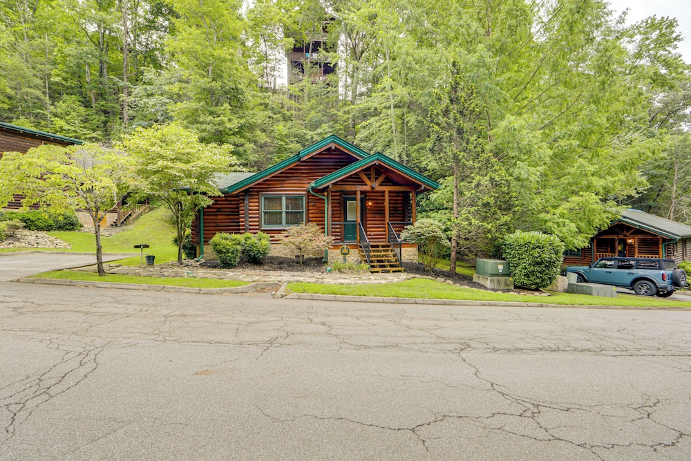 1 Mi to Dtwn Gatlinburg: Hot Tub Haven in Smokies!