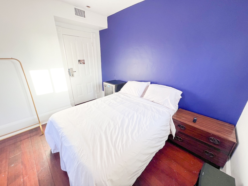 International Travelers House Hostel \- Downtown San Diego Little Italy.