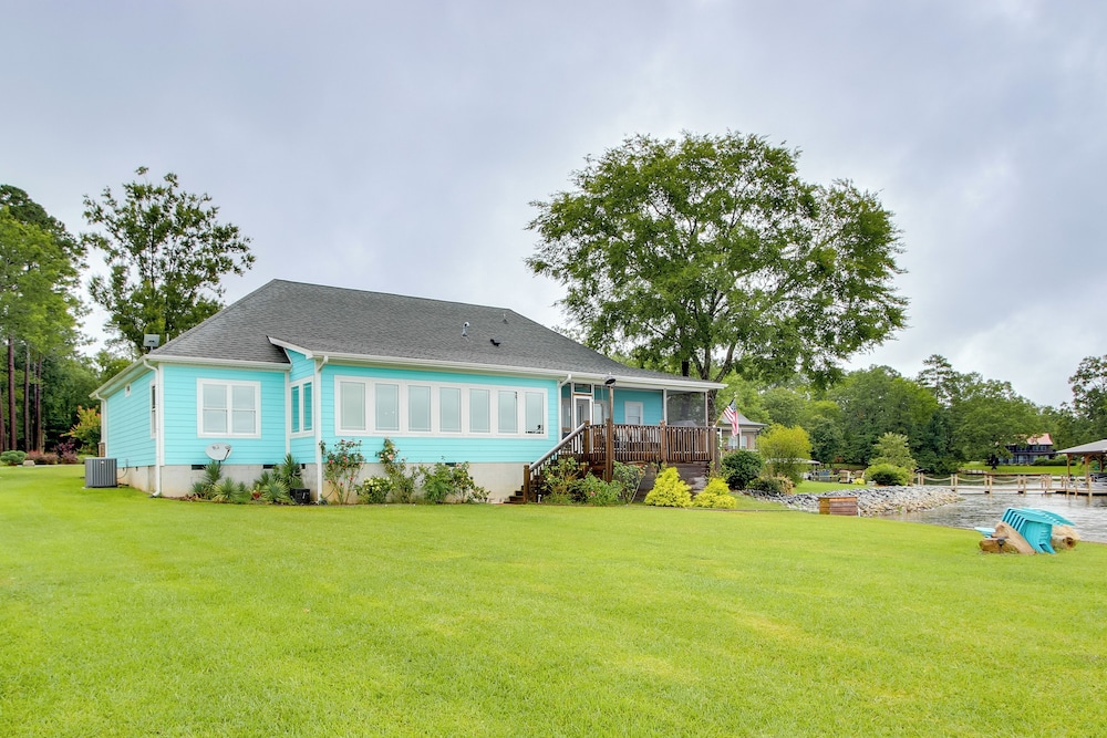 Lakefront Home w/ Hot Tub & Dock in Cross Hill!