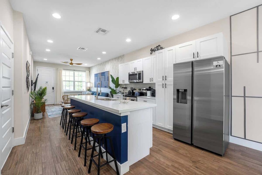 Beautiful 4BR Home w/ Modern Design
