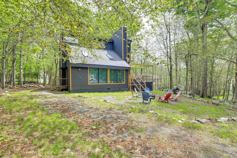 Hike & Fish: Peaceful Family Cabin in Tobyhanna!
