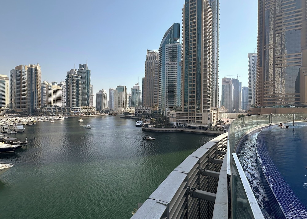 Maison Privee - Sleek Stay in Dubai Marina’s Famous Twisting Tower