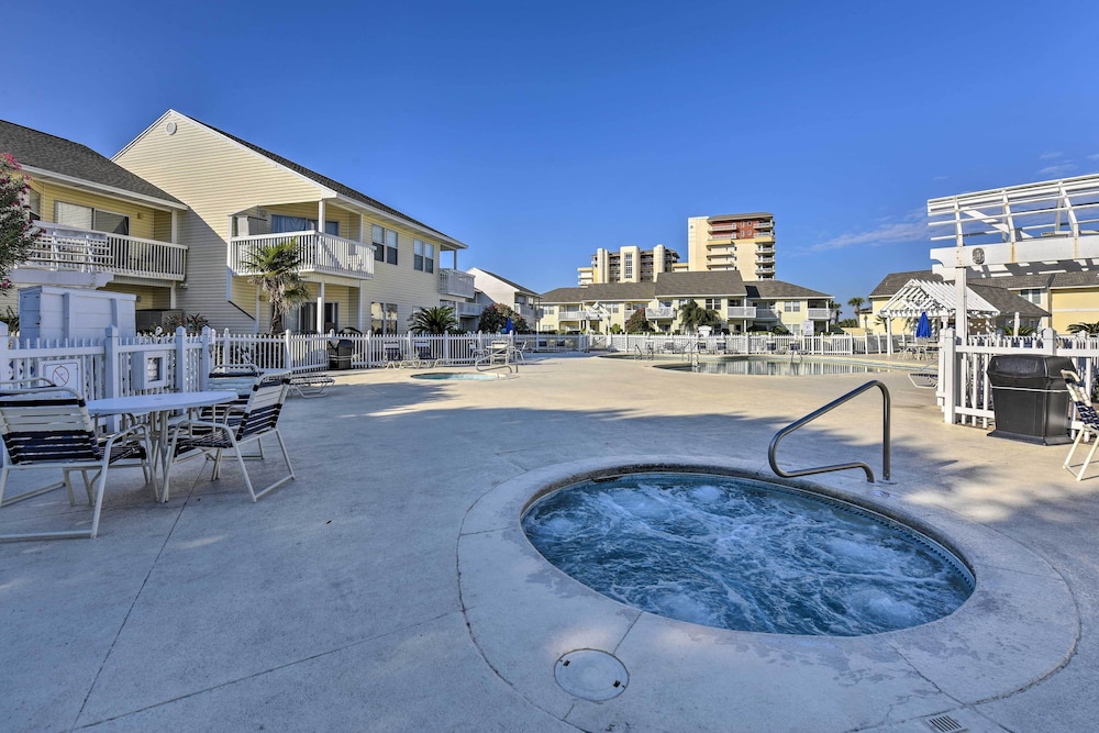 Walk to Beach: Resort Retreat w/ Balcony in Destin
