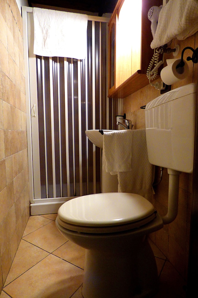 Chalet sul lago Hotel In Montagna
