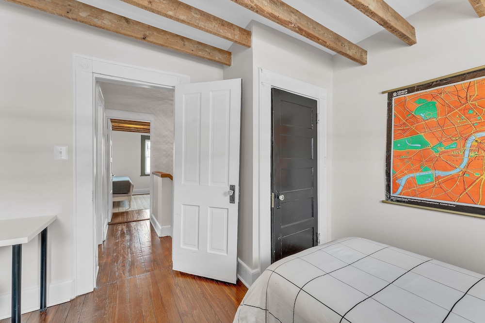 Chez Old Town Walk To Shops Metro & Waterfront 2 Bedroom Townhouse