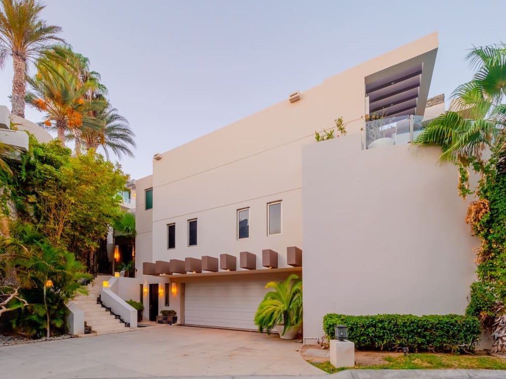 6 BR Huge Villa Steps To Beach Plus A Pool House