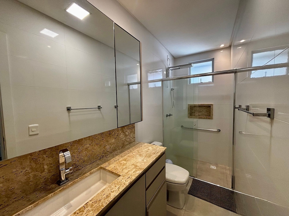 Apt w/ Gourmet Balcony 450m From Beach Reb0802