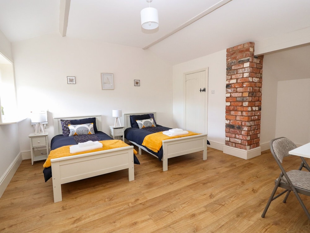 Commonwood Cottage view 3