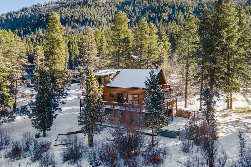 Private Luxurious Cabin w spa Near Breckenridge