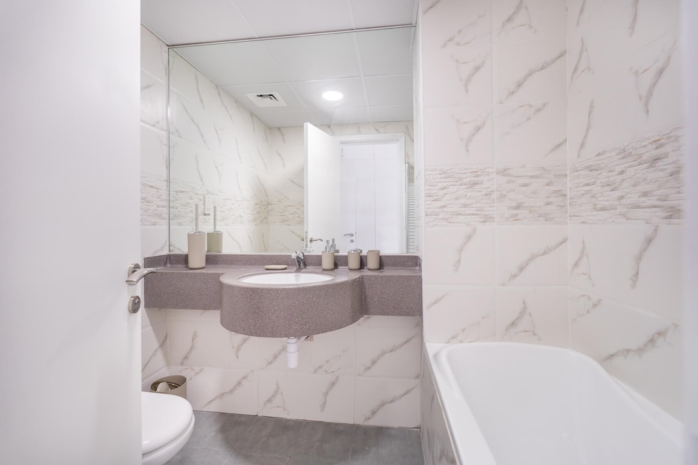 Dubai Marina - Stunning Huge 4 Bedroom Apts Near JBR - Gym - Pool - Parking by Sojo Stay