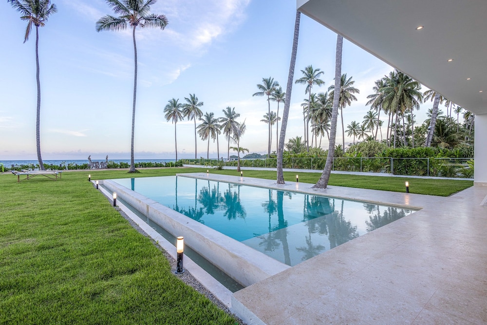 6BR Oceanfront Bliss With Private Chef and Pool