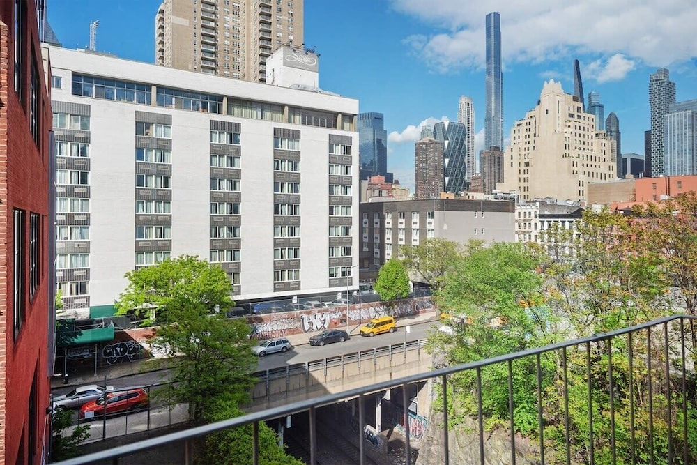 48 Midtown West Apt