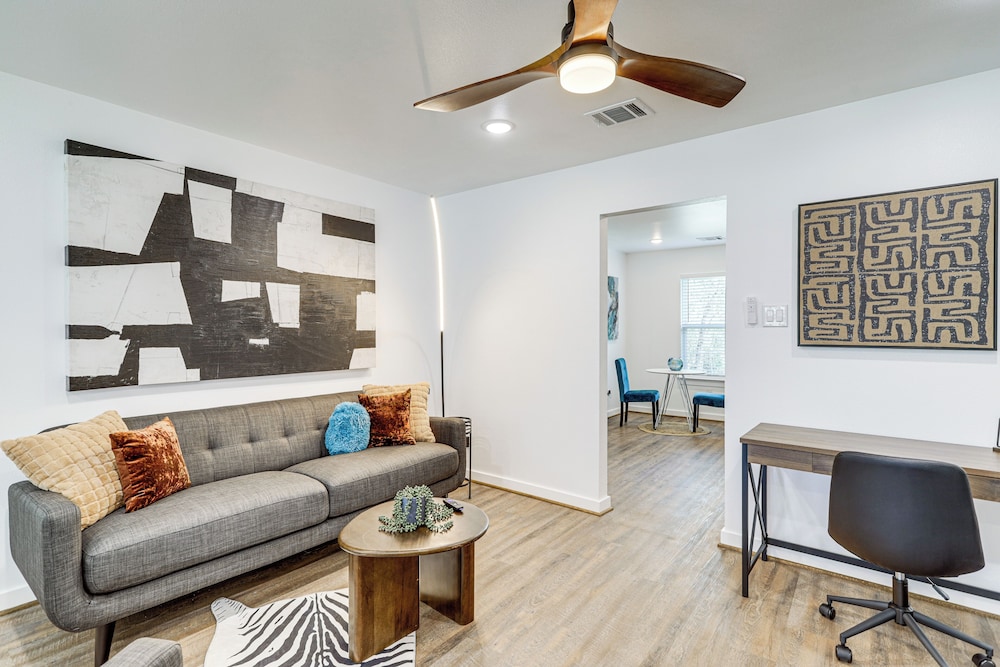 6 Mi to Dtwn: Sleek Houston Retreat!