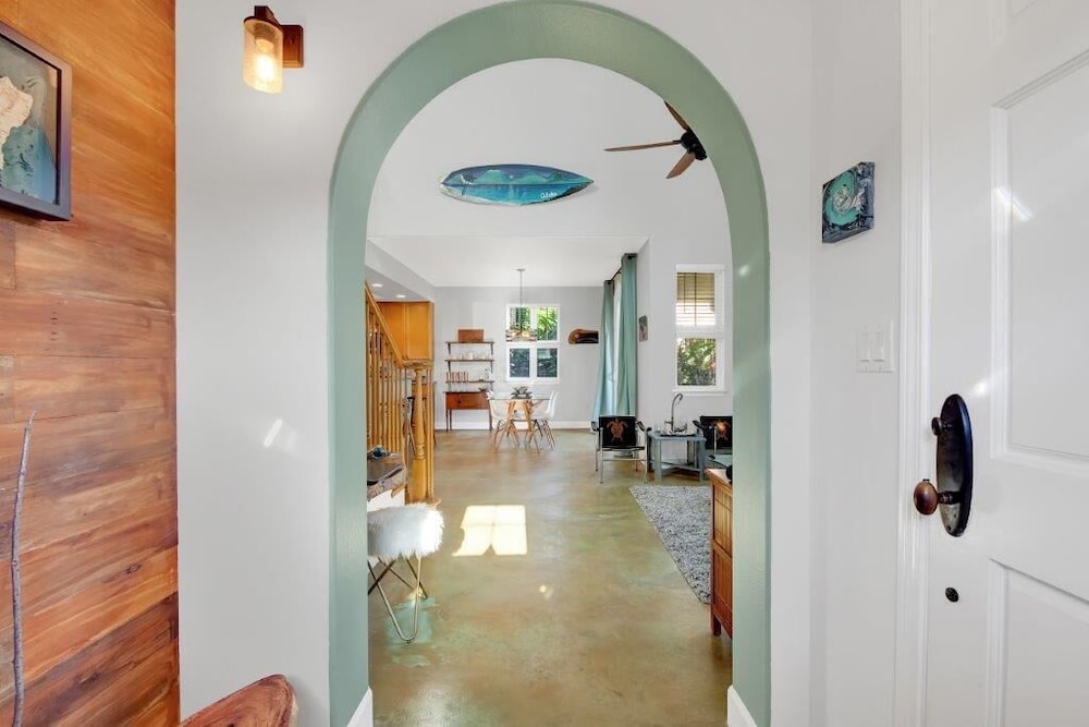 Well-equipped - Close to Beaches - In-unit AC - Vrkcv