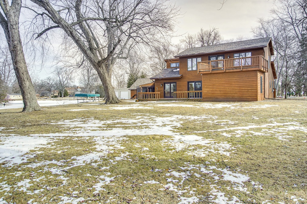 Lake Winnebago Family Retreat: Dock & Deck!