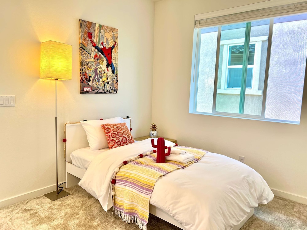Sunny Stylish Near LA 4BR Home w Desks Lounge