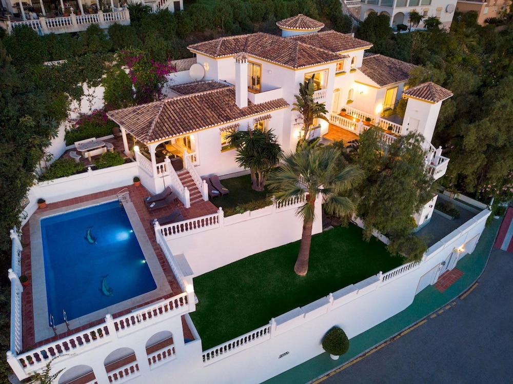Large Luxury Family Villa 500m From Beach