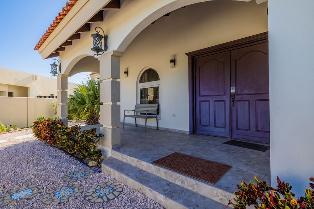 Spacious Renovated House Prvt Pool 5 min to Bch