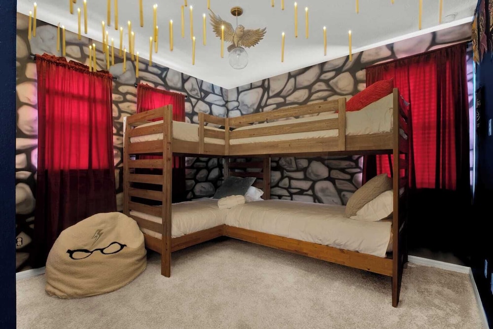 Sleeps 20! 9bdr, Star Wars-themed Game Room, Pool, Hot Tub Nassau by Avantstay