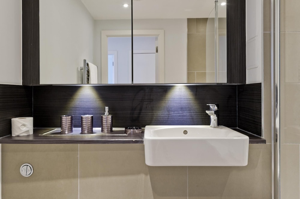 Large one Bedroom Flat With Balcony Near Waterloo by Underthedoormat