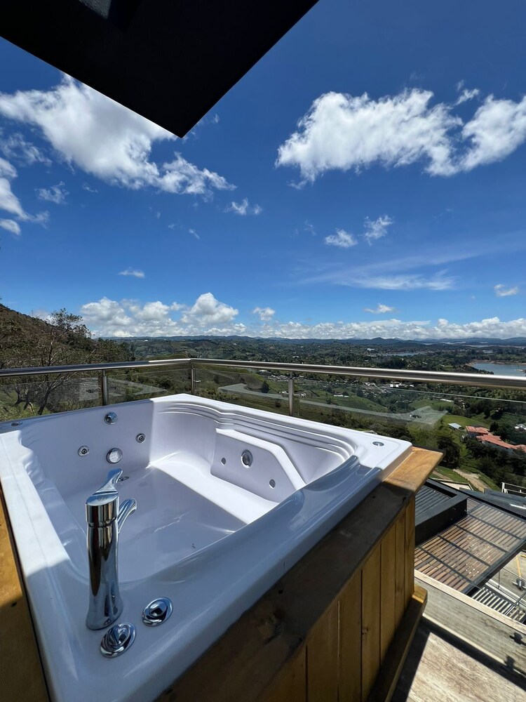 MONTECIELO HOSTING GUATAPE