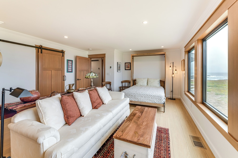 Walk to Beach: Luxury Oceanfront Escape in Caspar