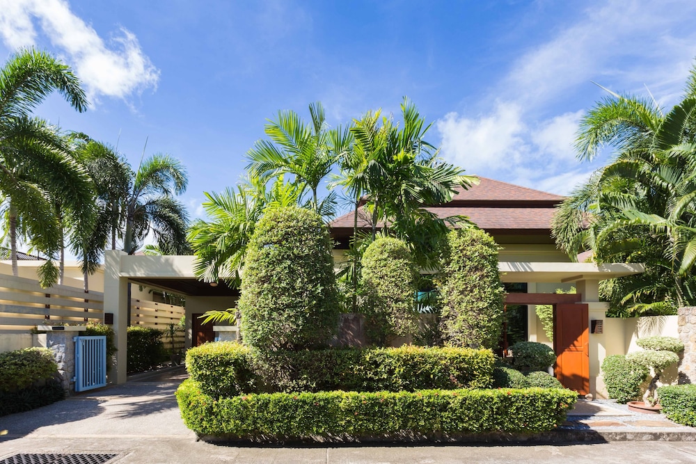 Nai Harn Baan-Bua Villas