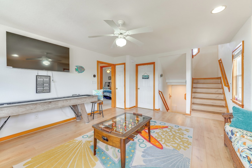 Walk to Pier: Spacious Coastal Home!