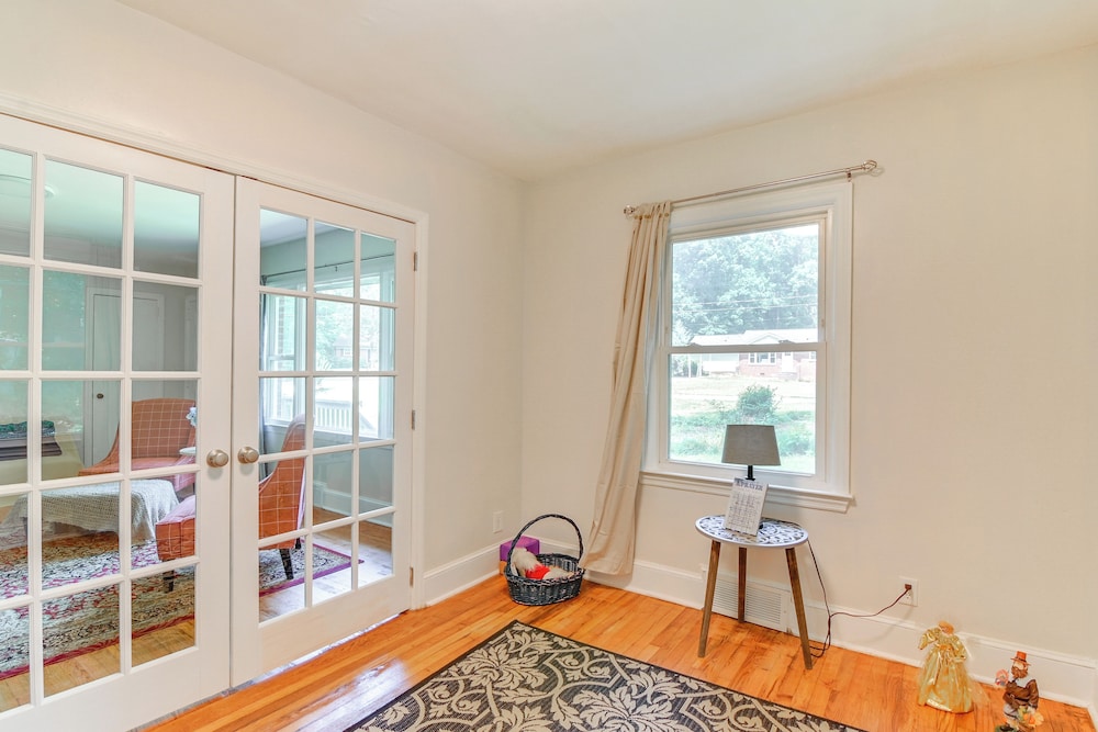 6 Mi to Uptown: Pet-friendly Home in Charlotte