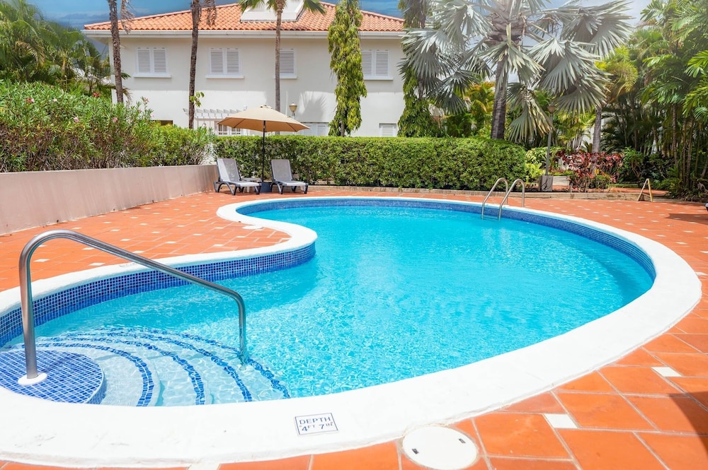 Large Townhouse with Plunge Pool, 3 mins from Beach - Turtle View 2 by BSL Rentals