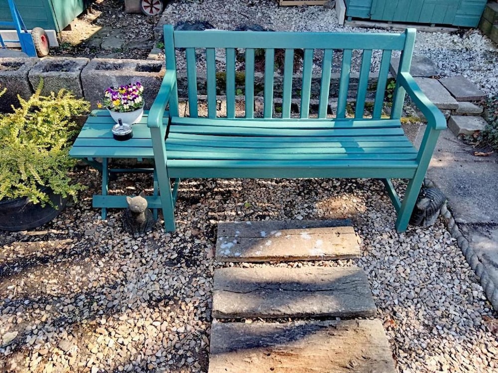 2-bedroom Guesthouse in Derby City, Parking, Wi-fi