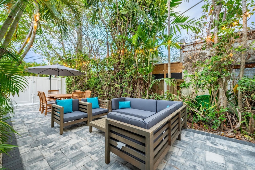 Uhost AI 4-unit Gem Mins to Las Olas Beach