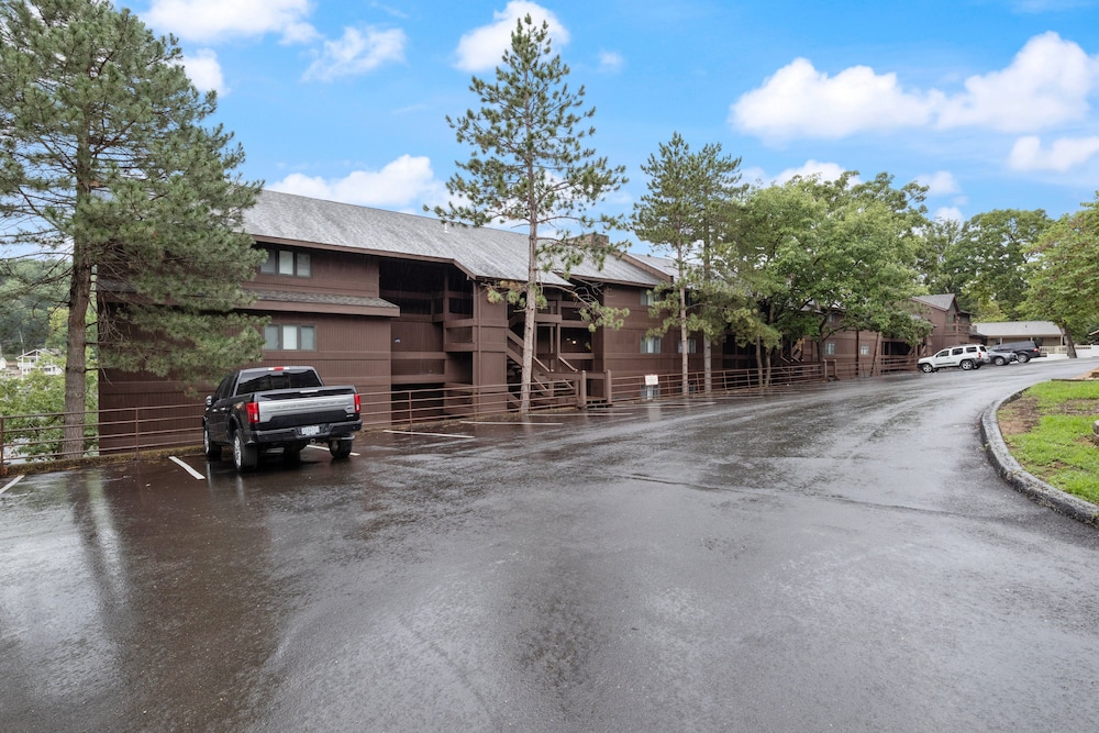 Stunning Lake Views, Pools, Wildlife, Pet-friendly