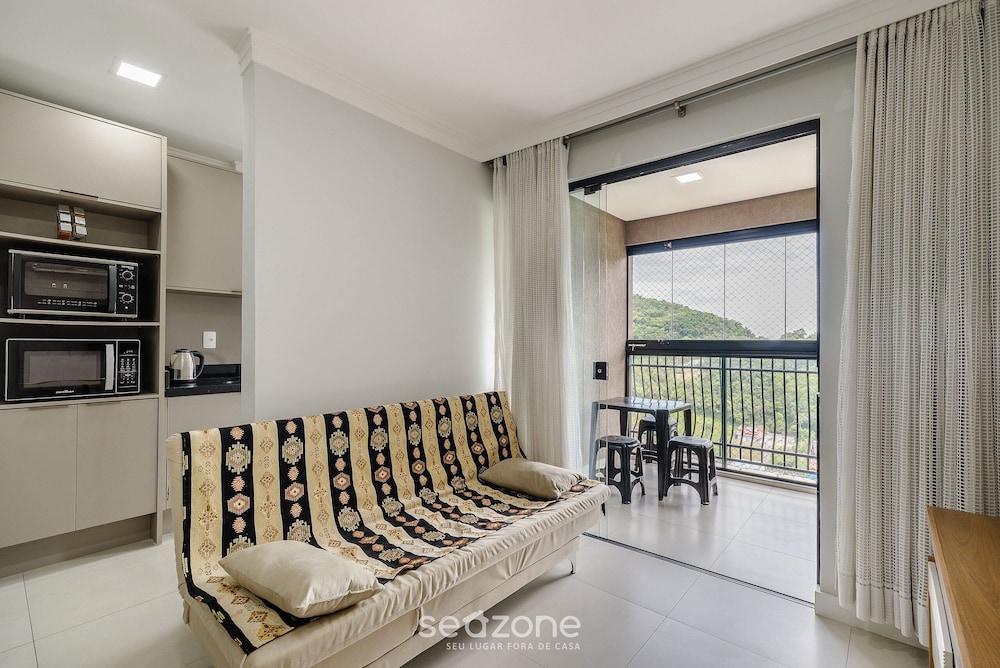 2BR apt w/ BBQ 750m From Beach Rvn2003
