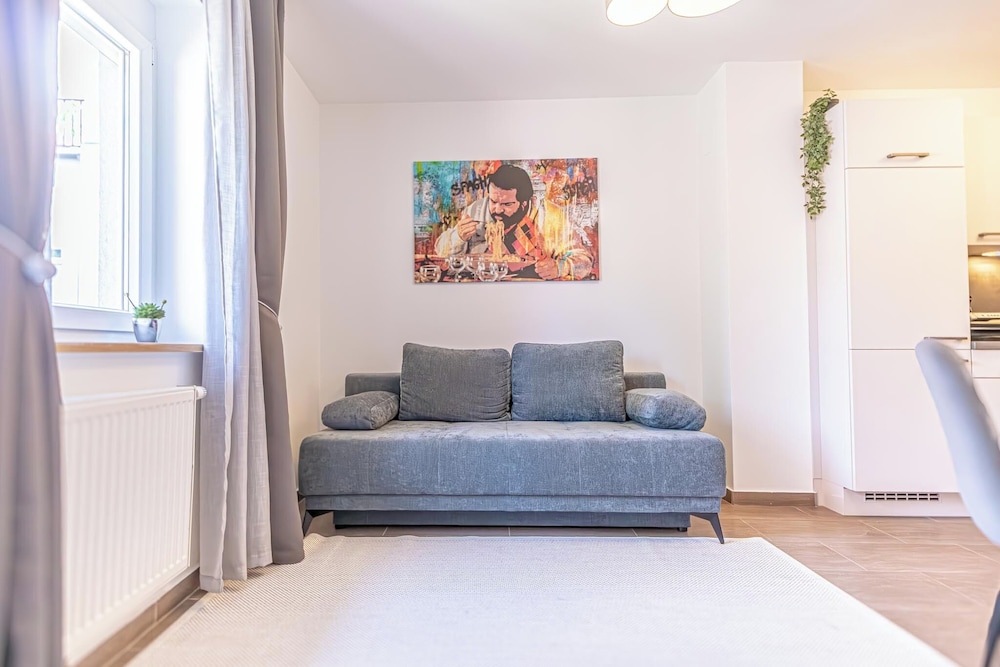 Modern 1BR 1LR Balcony City Centers