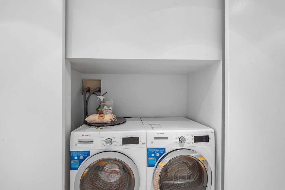 Barrow by Rove Travel 1BR Loft w Shared Roof