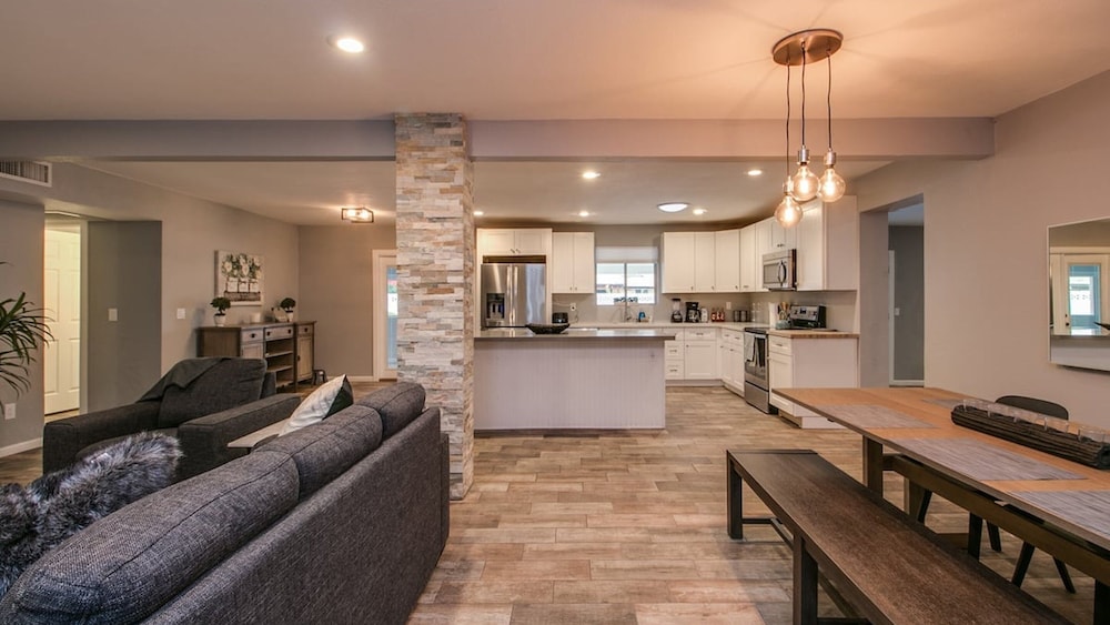 Modern Chic Old Town Scottsdale Home W/pool & Gym!