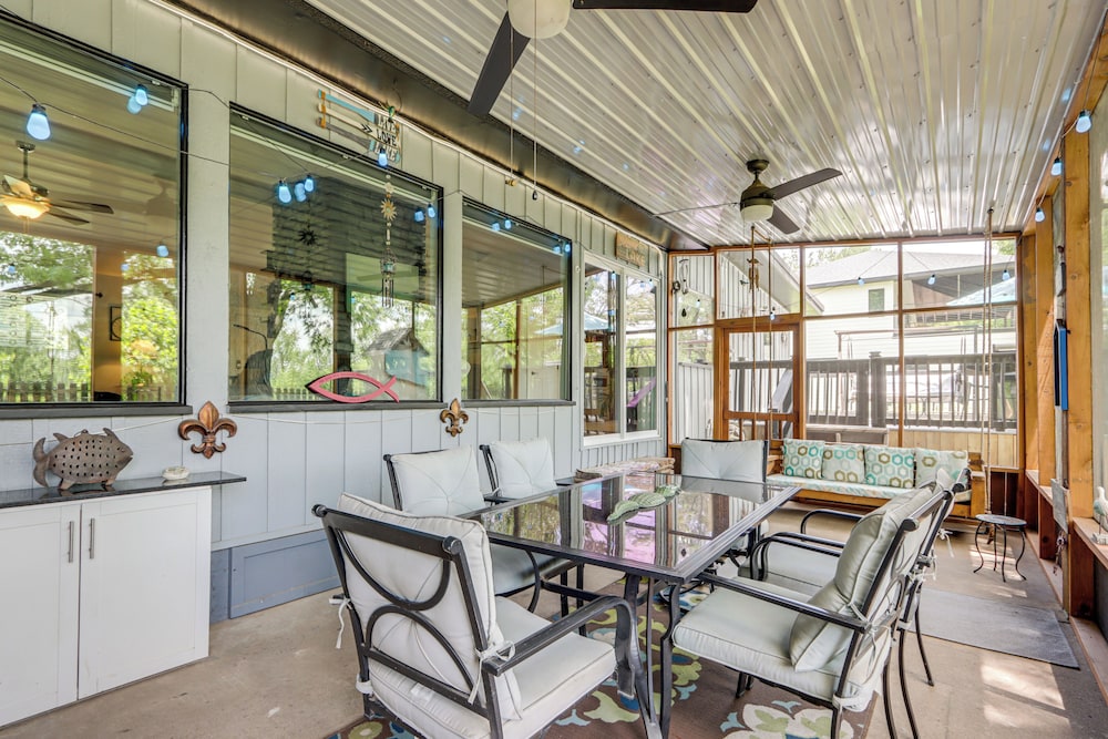 Walk to Lake Fayetteville: Family Retreat w/ Deck