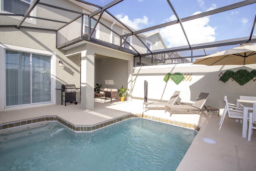 Gorgeous 4 Bedroom w/ Pool Close to Disney 4836-0