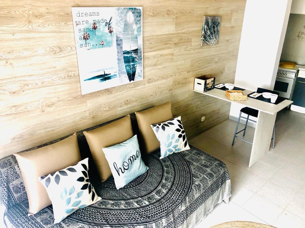 Cosy T1 at Vale Centianes Beach view 2