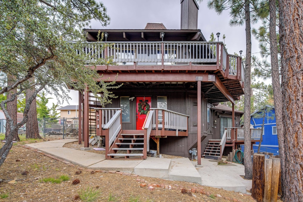 Big Bear Cabin w/ Hot Tub < 3 Mi to Skiing!